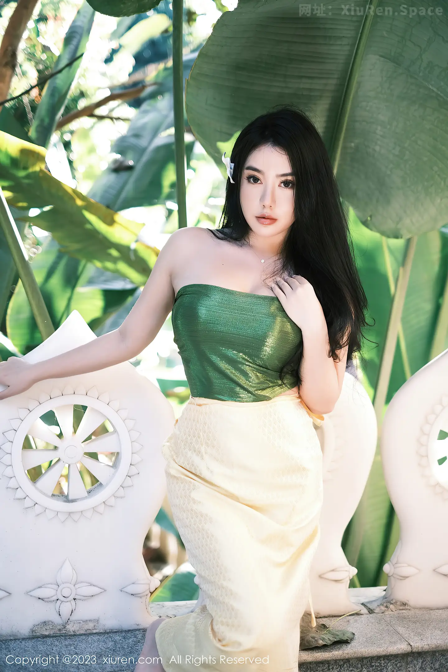 图片[3]-[XiuRen秀人网]2023.04.27 NO.6648 玛鲁娜Manuela 绝色抹胸上衣加黄色长裙性感私房写真集-秀人网官方网站